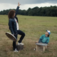 Eddie e Dustin si allenano a combattere in un campo